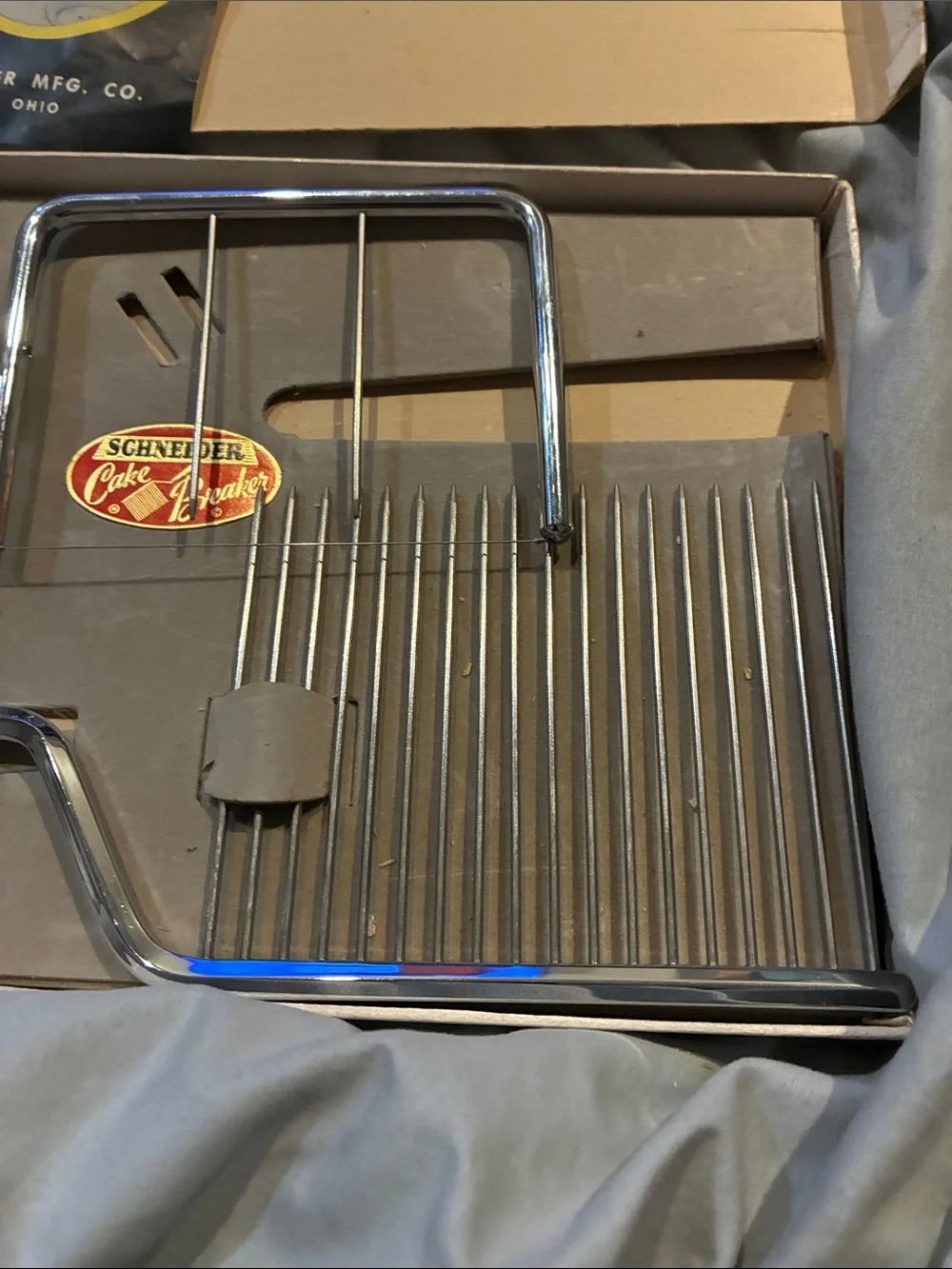 Schneider Chrome and Clear Cake Slicer with Handle Accents